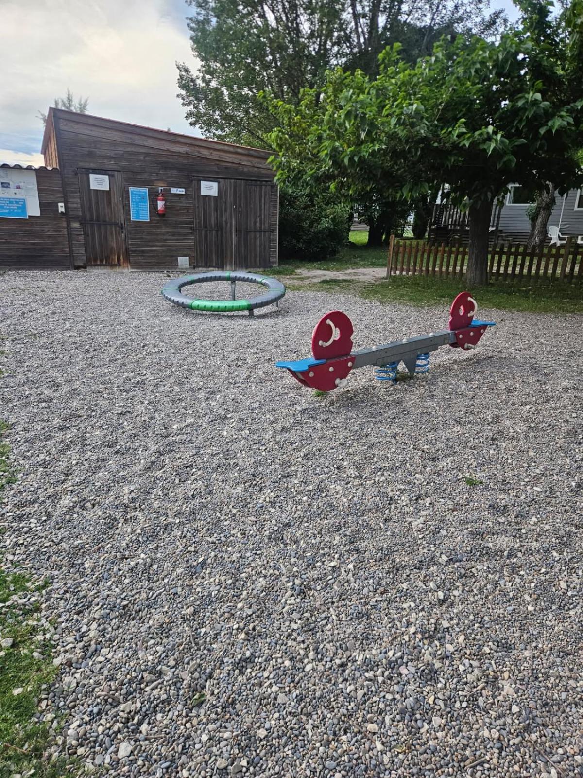 Mobil-Home 6 Personnes Chez Maylia Cadenet Zewnętrze zdjęcie